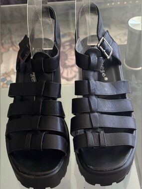 Reneeze Black Strappy Sandals